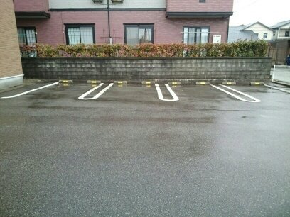 【高岡市野村のアパートの駐車場】