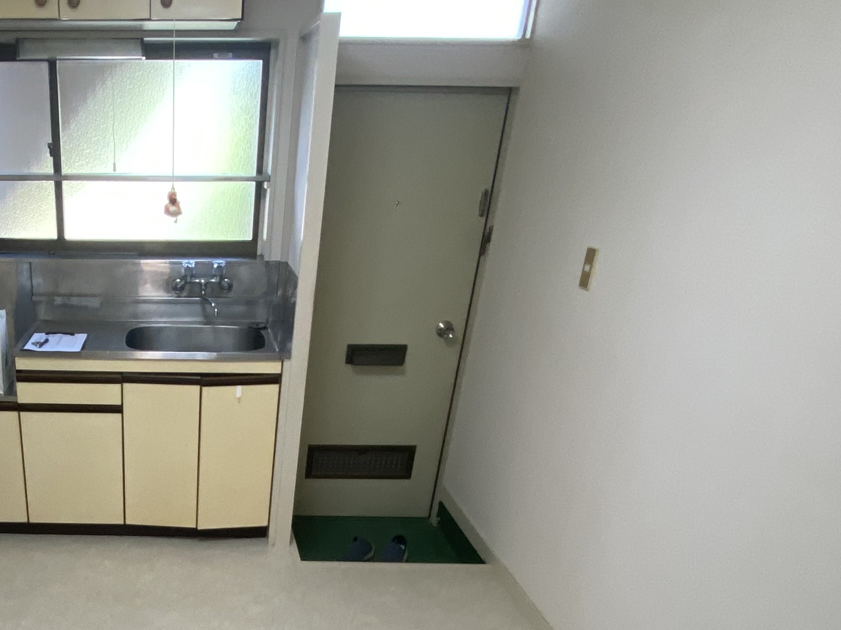 玄関　玄関からすぐにダイニングキッチン