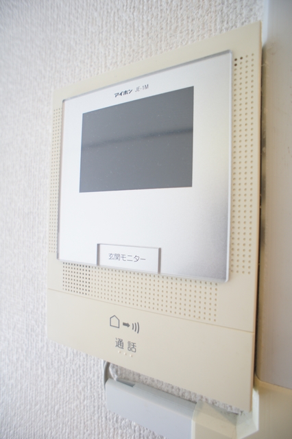 セキュリティ　来訪者の姿を確認できるＴＶモニター付インターホン設置済です！