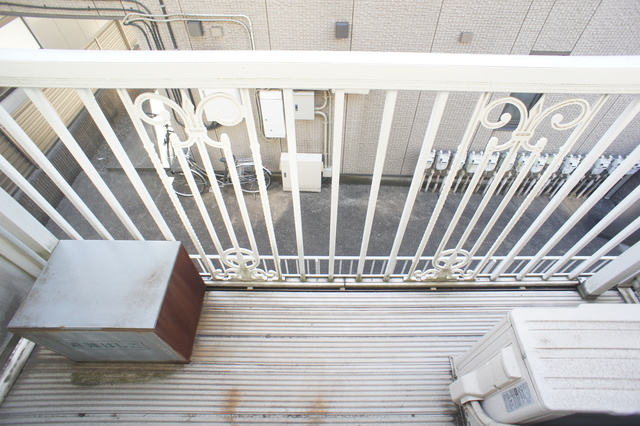バルコニー　バルコニーがあるので洗濯物を太陽の下で干すことができます♪