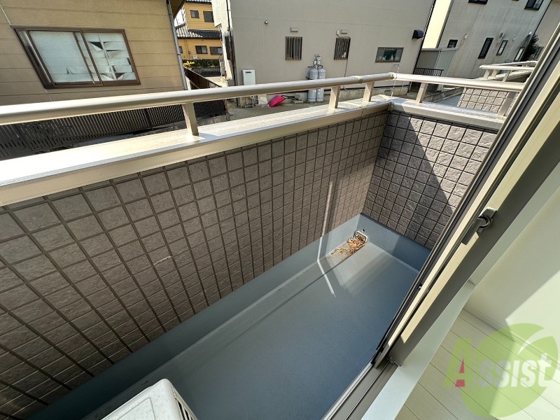 バルコニー　バルコニーは南向きです。暖かい日差しが望めそうですね。