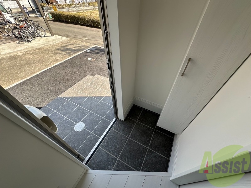 玄関　玄関から撮影しました。明るい印象ですね。