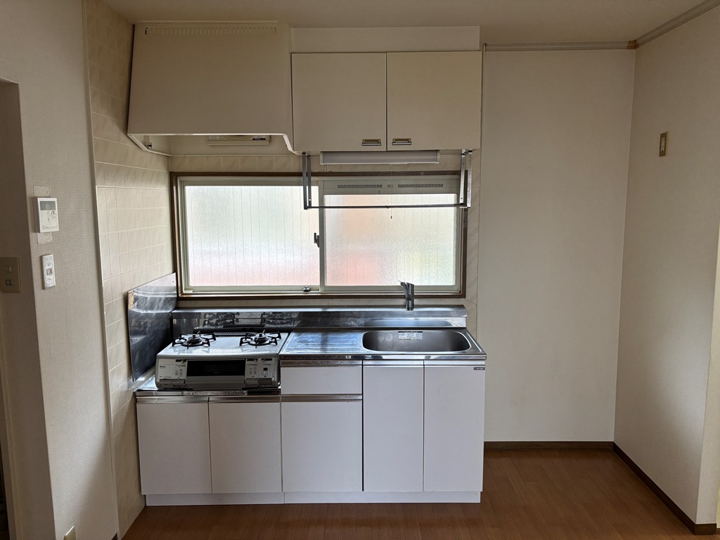 キッチン　2口ガスコンロ(残置物)と窓付きで明るく換気が出来ます♪