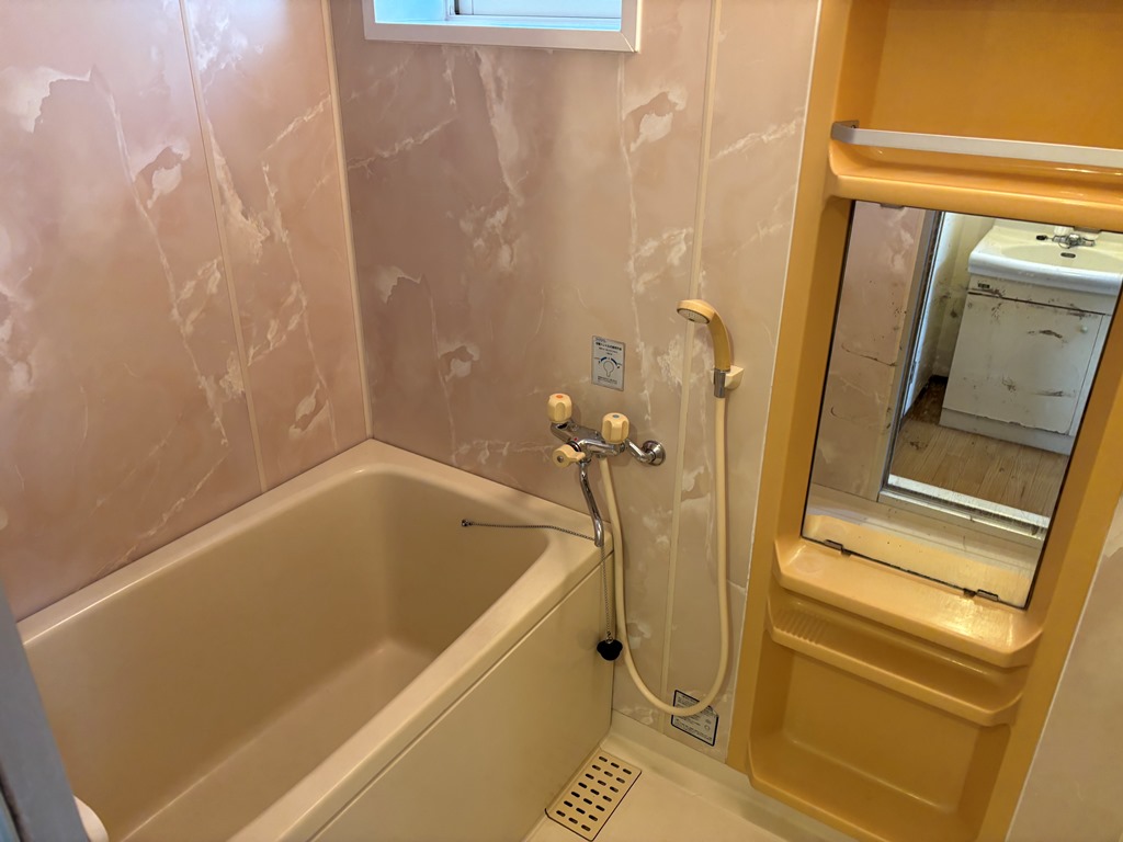 バス・シャワールーム　窓と換気扇付きのお風呂で、換気出来ます♪