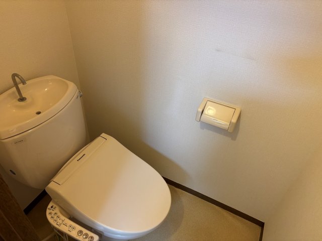 トイレ　温水洗浄便座付きのトイレで便座も温かいです♪