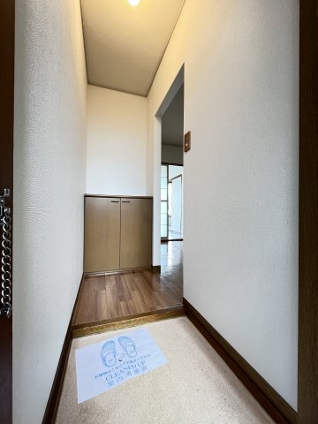 エントランス　シューズボックス付きの玄関です♪