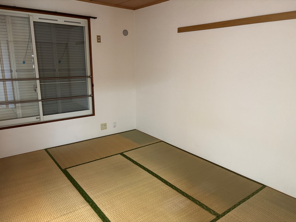 その他　雨戸付きの和室6帖です。エアコンはご自身で設置可能です♪
