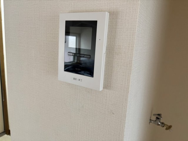 玄関　モニターホンで来客を画面で確認出来て安心です♪