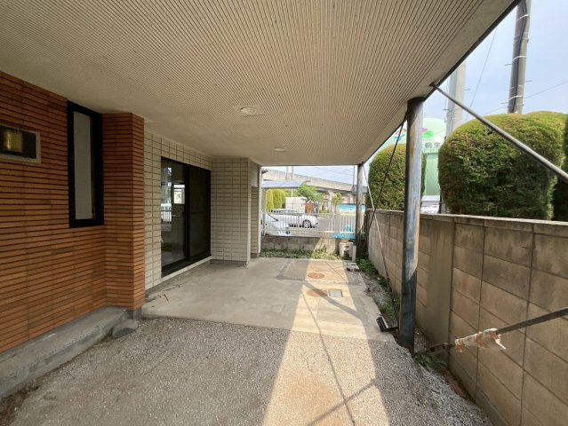 駐車場　車をお持ちの方に嬉しい屋根付き、駐車場付きの物件です