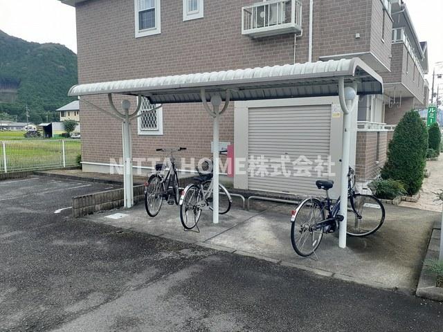 その他共有部分　屋根付きの駐輪場がついています◇