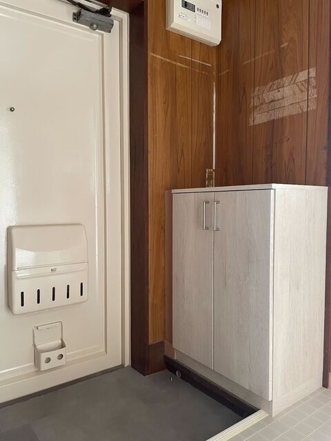 玄関　壁は好きな色で塗装可☆棚板をＤＩＹで追加できます☆