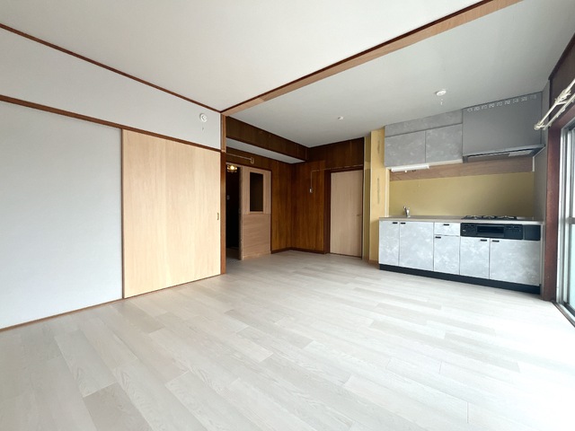 居室・リビング　ＤＩＹ可能壁（１面）は壁紙を選べ、穴あけ可能。壁や木部を塗装