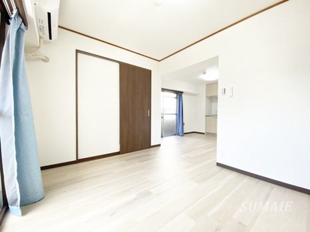 居室・リビング　大きなソファーも置けます♪