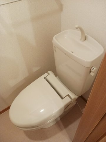 トイレ　落ち着いた色調のトイレです