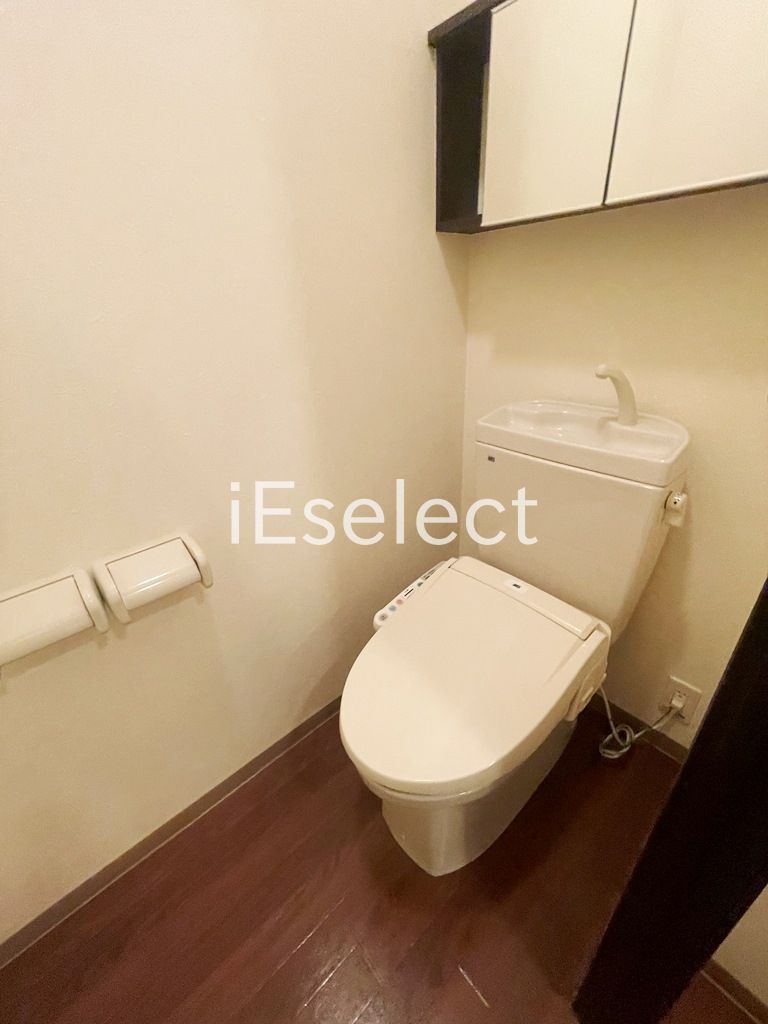 トイレ　温水洗浄便座付きのトイレです