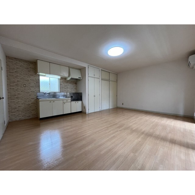 居室・リビング　白を基調とした明るい室内