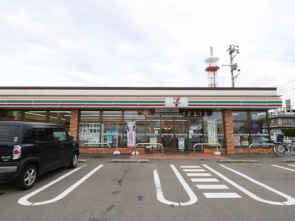 コンビニ　セブンイレブン（コンビニ）まで447m