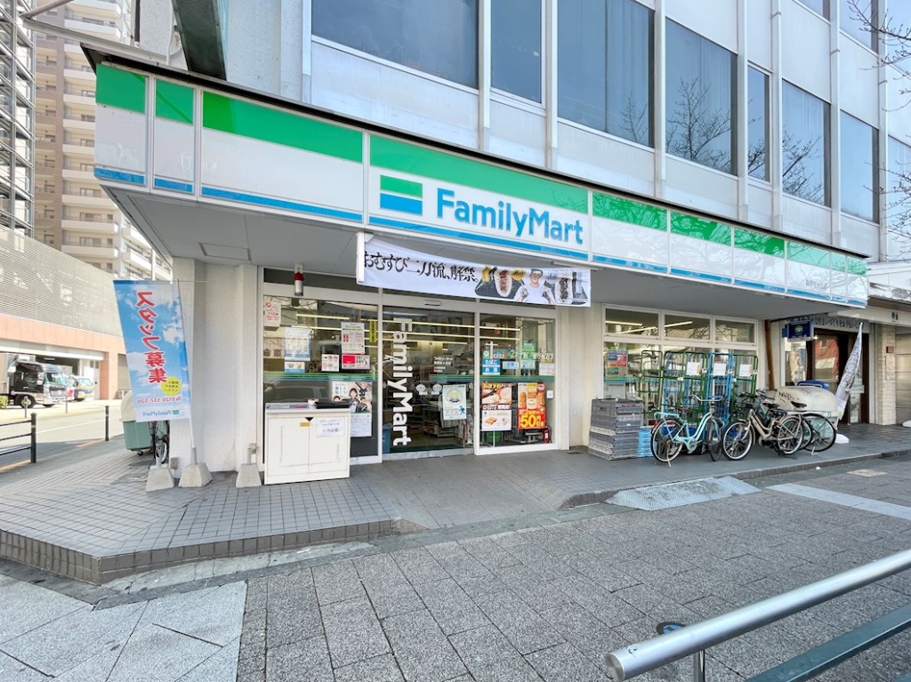 コンビニ　ファミリーマート　聖蹟桜ヶ丘店（コンビニ）まで519m