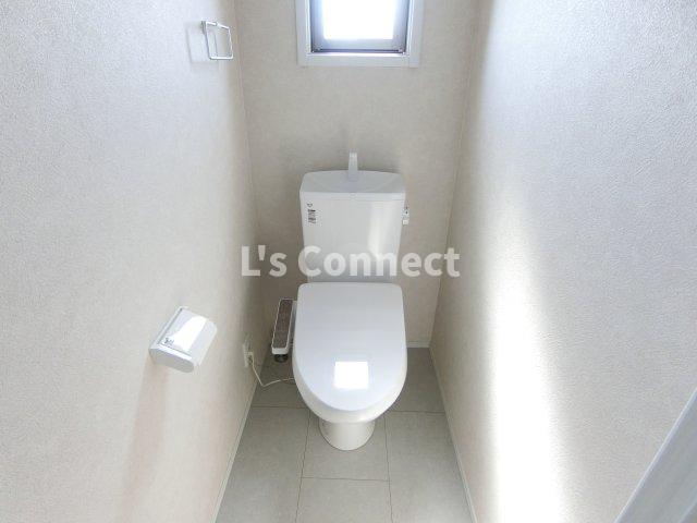 トイレ　温水洗浄便座付きのトイレ。