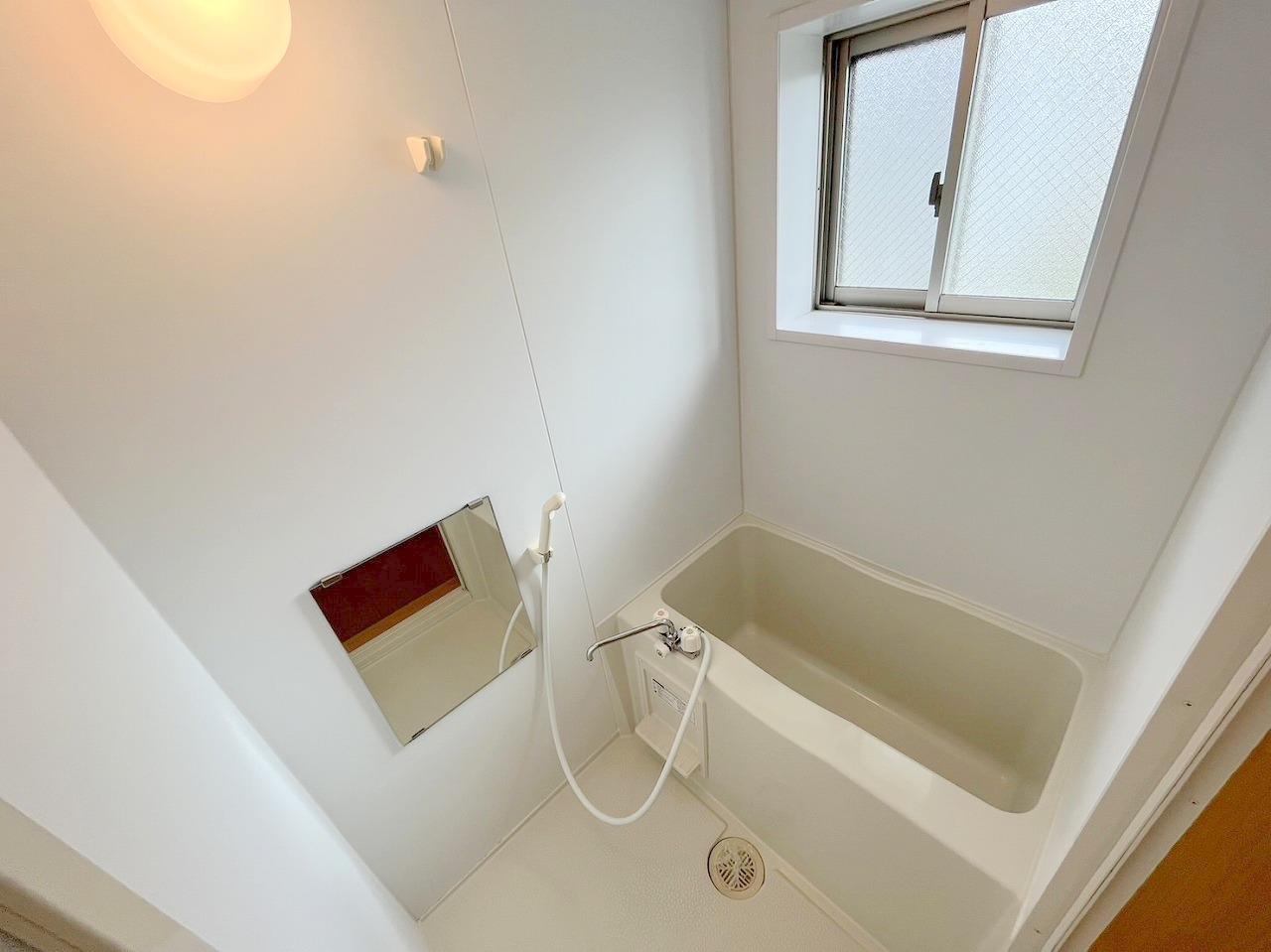 バス・シャワールーム　窓のあるバスルームは換気もできます。