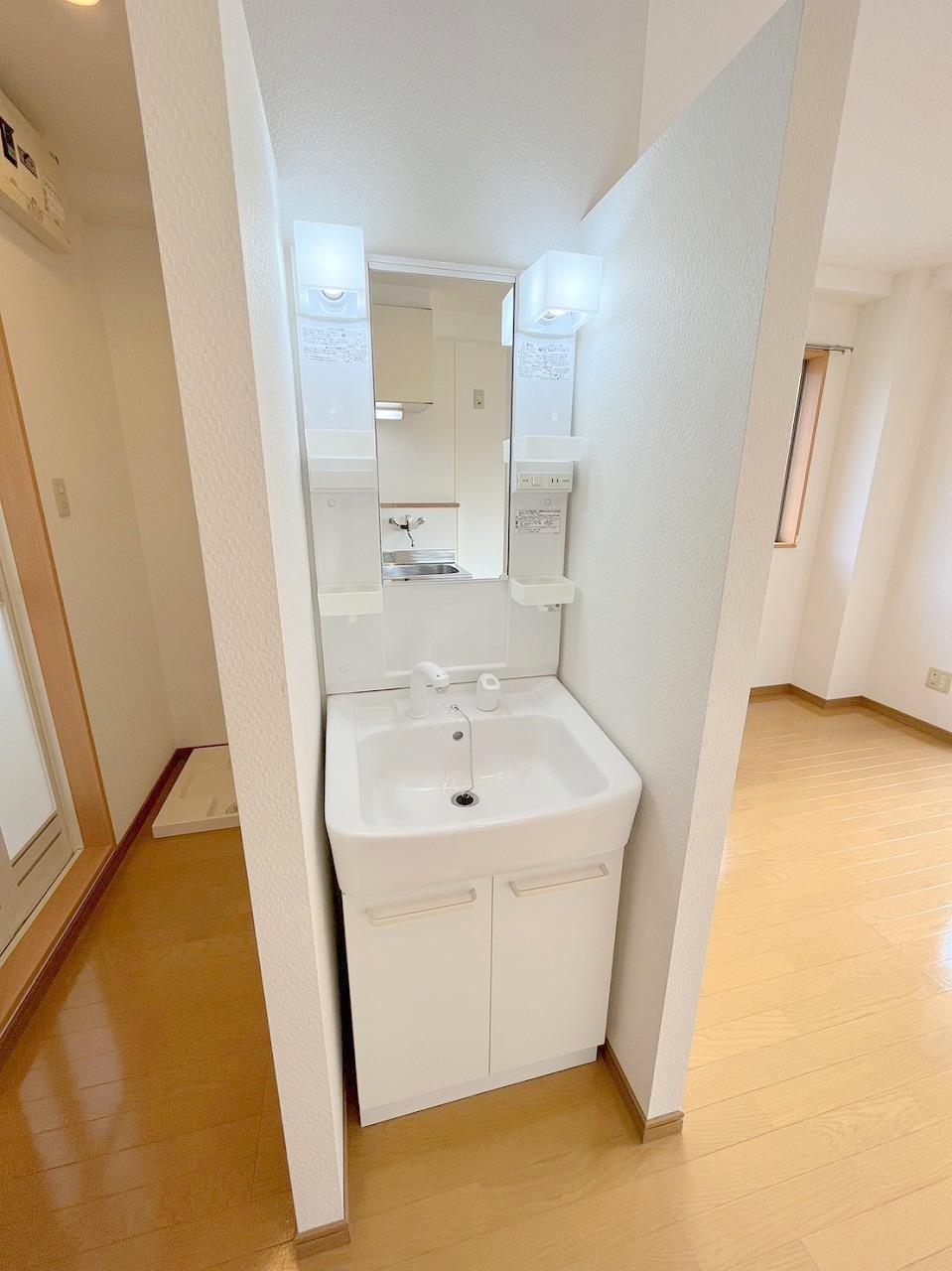 洗面設備　うれしい独立洗面台あります。