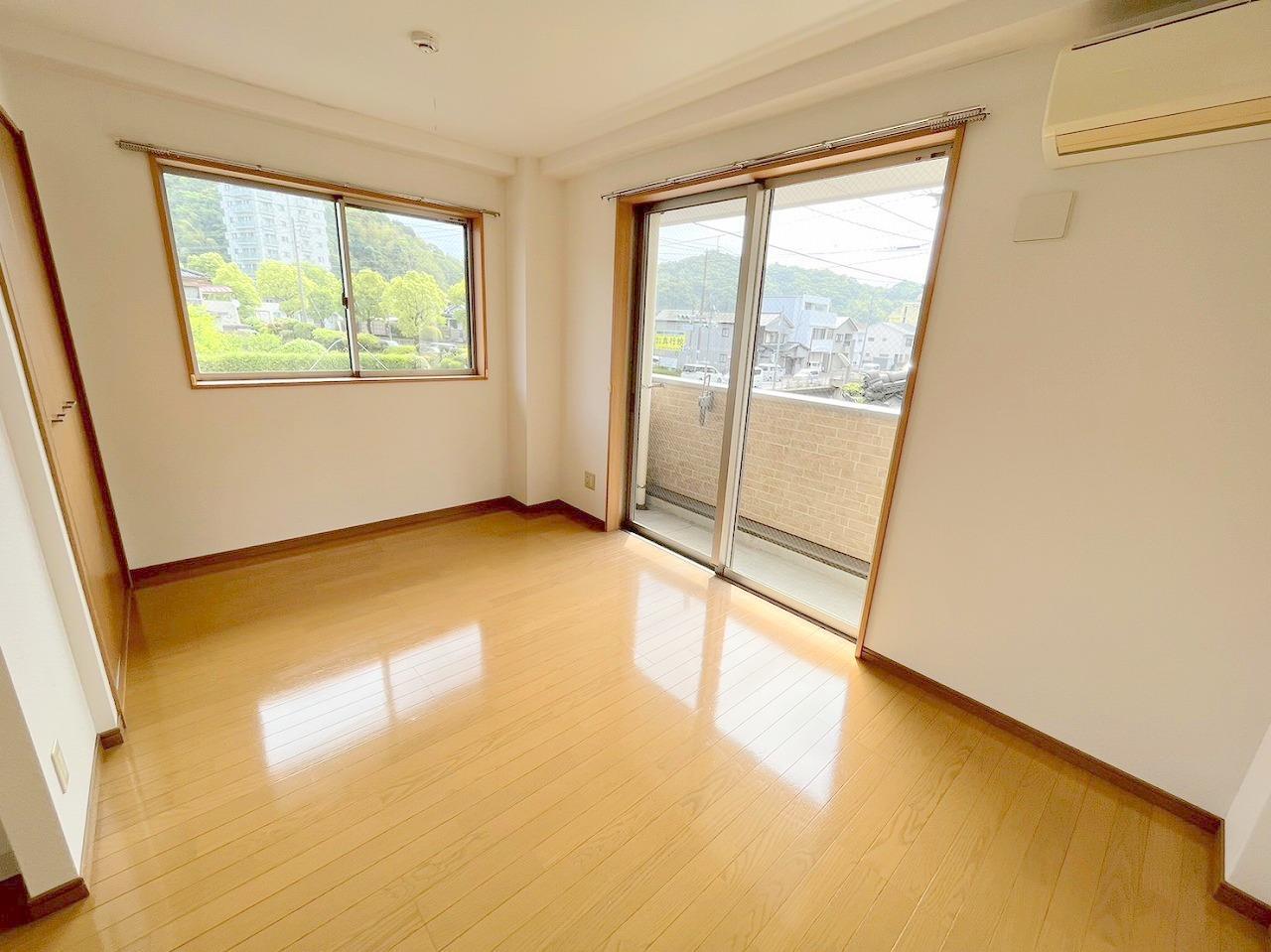 居室・リビング　2面採光の明るい洋室です。