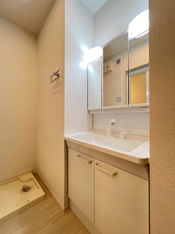洗面設備　※別号室の写真です。シャンプードレッサー付きです。
