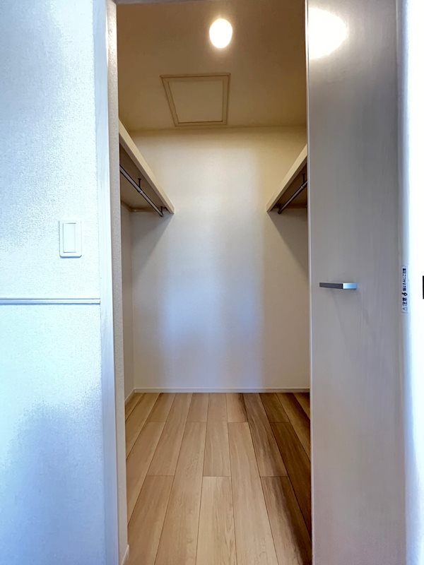 収納　※別号室の写真です。ウォークインクローゼット付でたっぷり収納