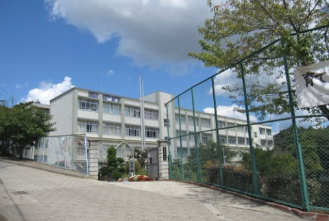 中学校　神戸市立伊川谷中学校（中学校）まで2300m