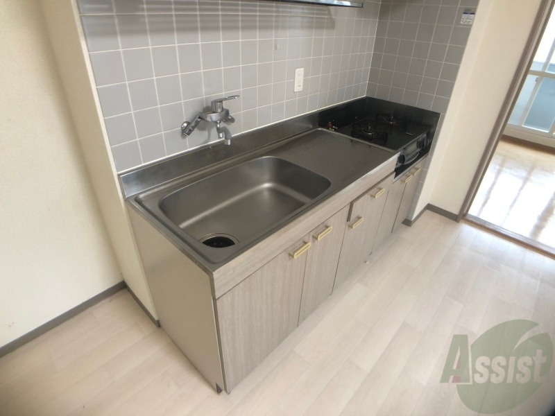 キッチン　キッチンはこちらです。流しが広くて使いやすそうです。