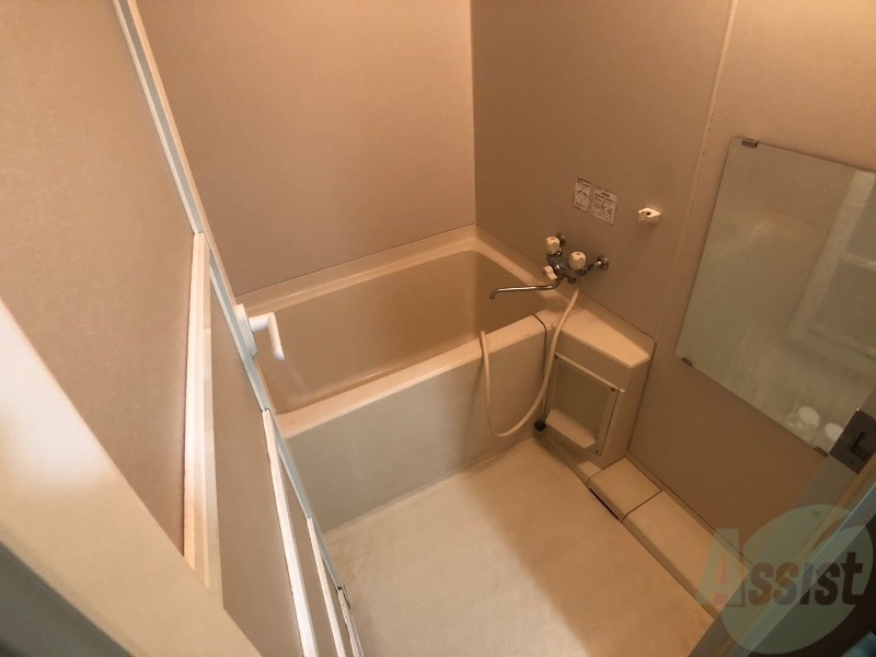 バス・シャワールーム　バスルームは狭すぎず、シャワーも浴びやすそうです。