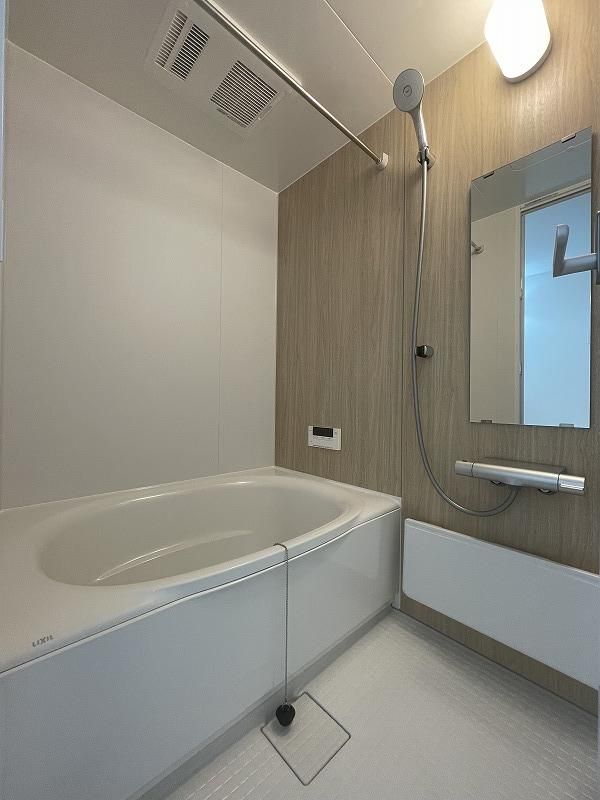 バス・シャワールーム　追い焚き・浴室乾燥機付きのお風呂です♪