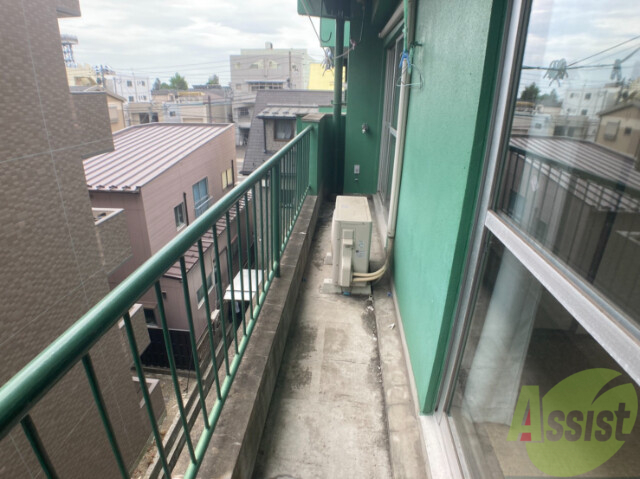 バルコニー　バルコニーは幅もしっかりあって洗濯物がはかどりそうですね。