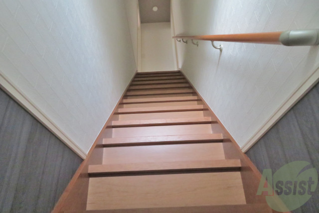 玄関　玄関から撮影しました。階段は急すぎないのでご安心ください。