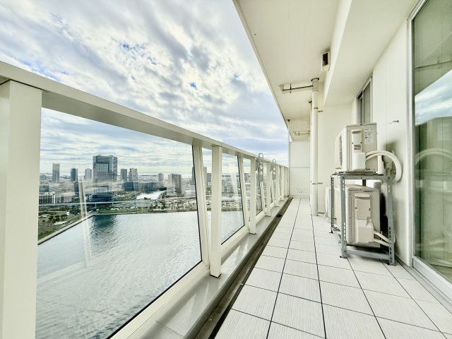 バルコニー　クリアガラス採用により透き通った眺望をお楽しみいただけます！