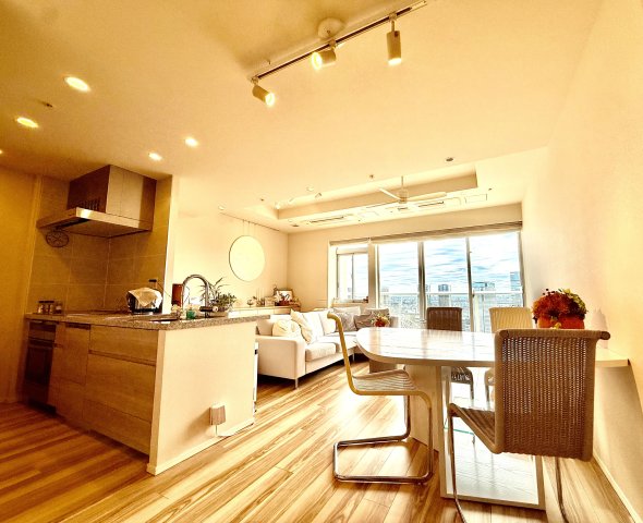 居室・リビング　対面式キッチン採用！リビングのサッシはワイドスパン！ ※家具