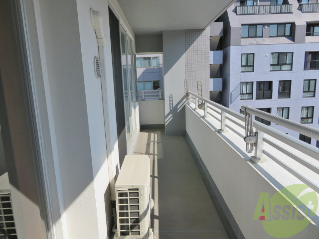 バルコニー　広々したバルコニーです。洗濯物なども干せますよ。