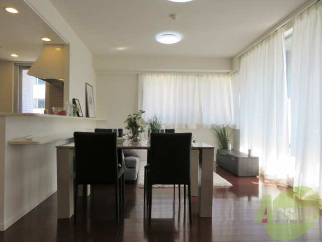 居室・リビング　広々としたきれいなお部屋です。２面採光で日当たりも良好。