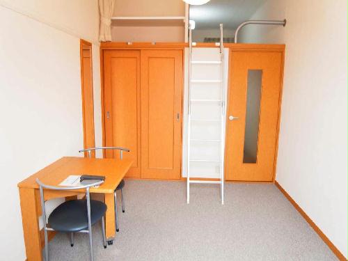 居室・リビング　ロフト付きで天井が高く開放感があります。