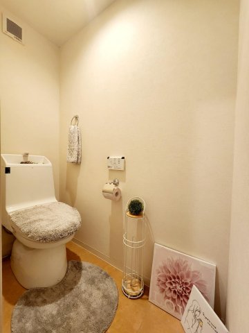 トイレ　同じ建物の違うお部屋の写真です。現況を優先します。