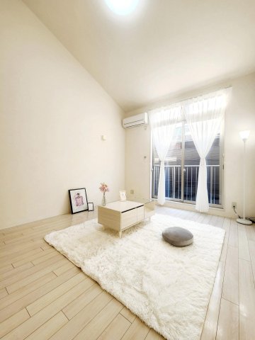 居室・リビング　同じ建物の違うお部屋の写真です。現況を優先します。