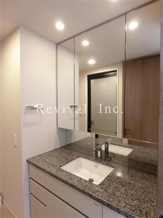 洗面設備　三面鏡で便利な仕様です