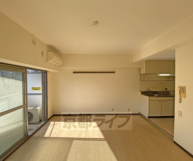 居室・リビング　落ち着いた雰囲気のお部屋です