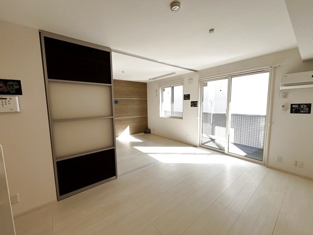 居室・リビング　同間取り別室のものです。