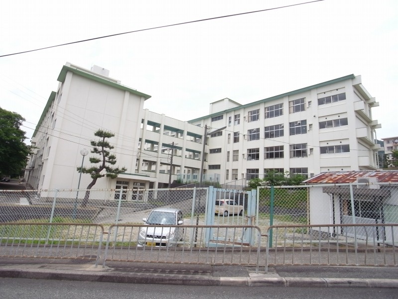 中学校　川西中学校（中学校）まで1350m