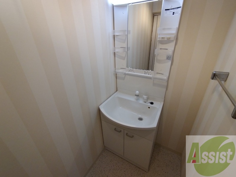 洗面設備　独立洗面台です。大きくてよいですね。シャンプーもできます。