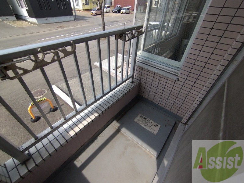 バルコニー　バルコニーです。洗濯物を干すもよし、一息つくもよしですね。