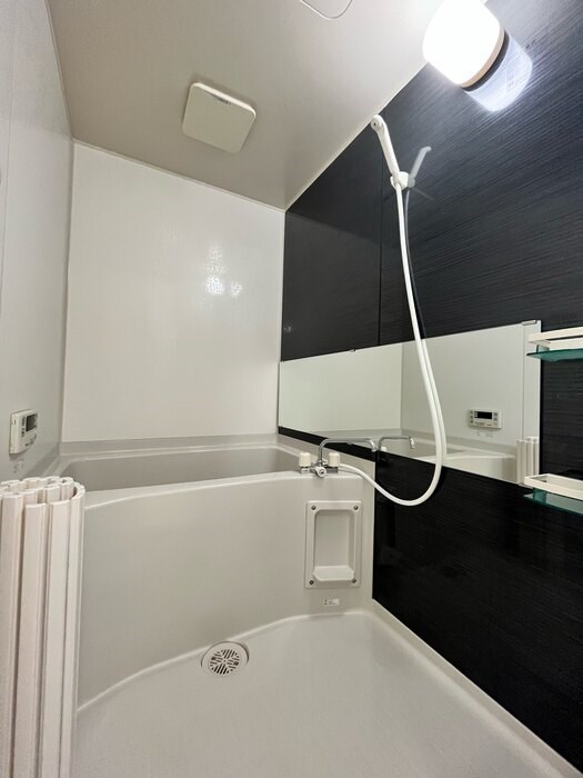 バス・シャワールーム　追い焚き機能付きのお風呂です