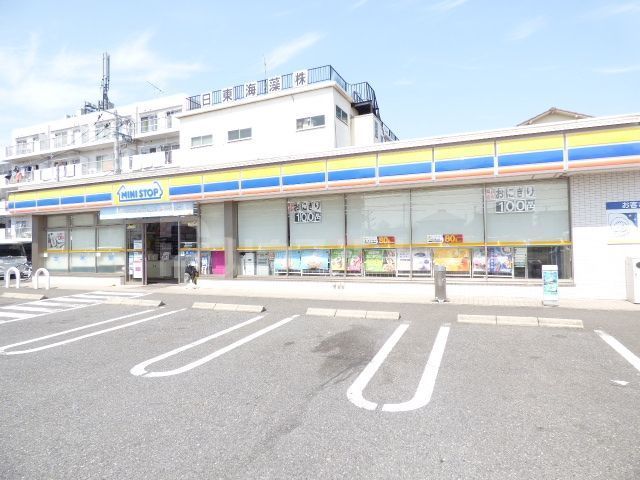 コンビニ　ミニストップ鹿浜4丁目店（コンビニ）まで50m