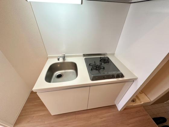 キッチン　ガスコンロ２口付で自炊に重宝します！